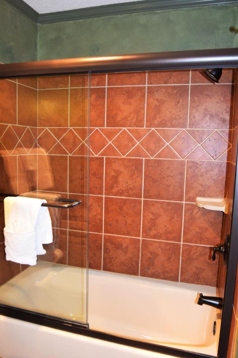 Claim Jumper Townhouse 16 - On The River - Across From The Fishing Ponds - In Town - Near The Ski Area - Fireplace - Wifi - Sate Red River Exterior foto