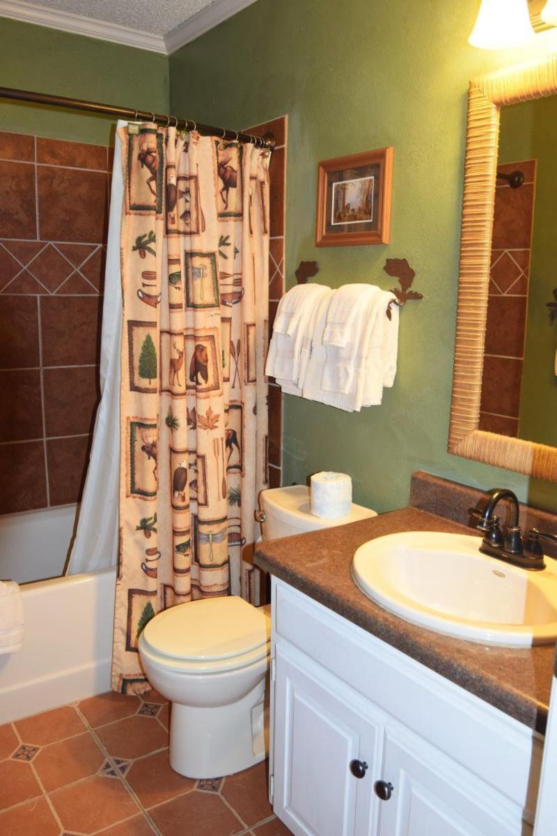 Claim Jumper Townhouse 16 - On The River - Across From The Fishing Ponds - In Town - Near The Ski Area - Fireplace - Wifi - Sate Red River Exterior foto
