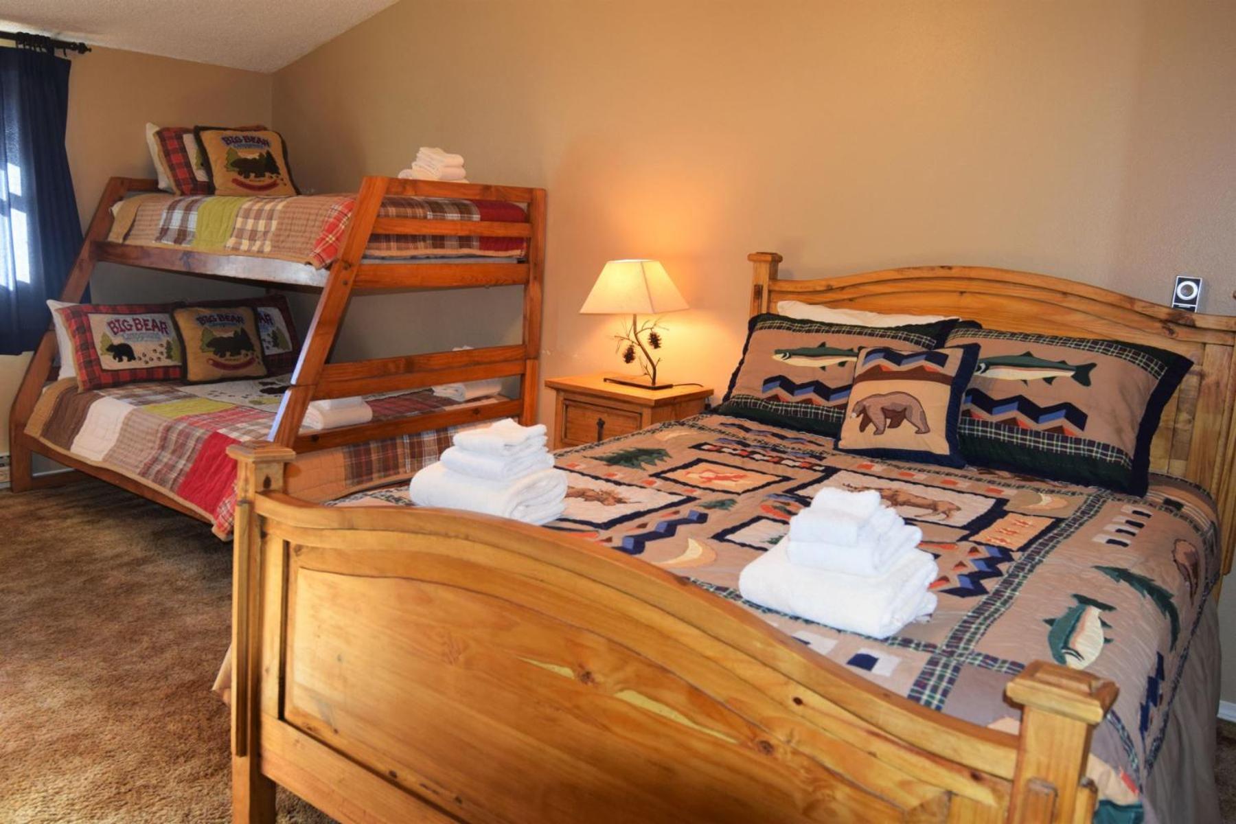Claim Jumper Townhouse 16 - On The River - Across From The Fishing Ponds - In Town - Near The Ski Area - Fireplace - Wifi - Sate Red River Exterior foto